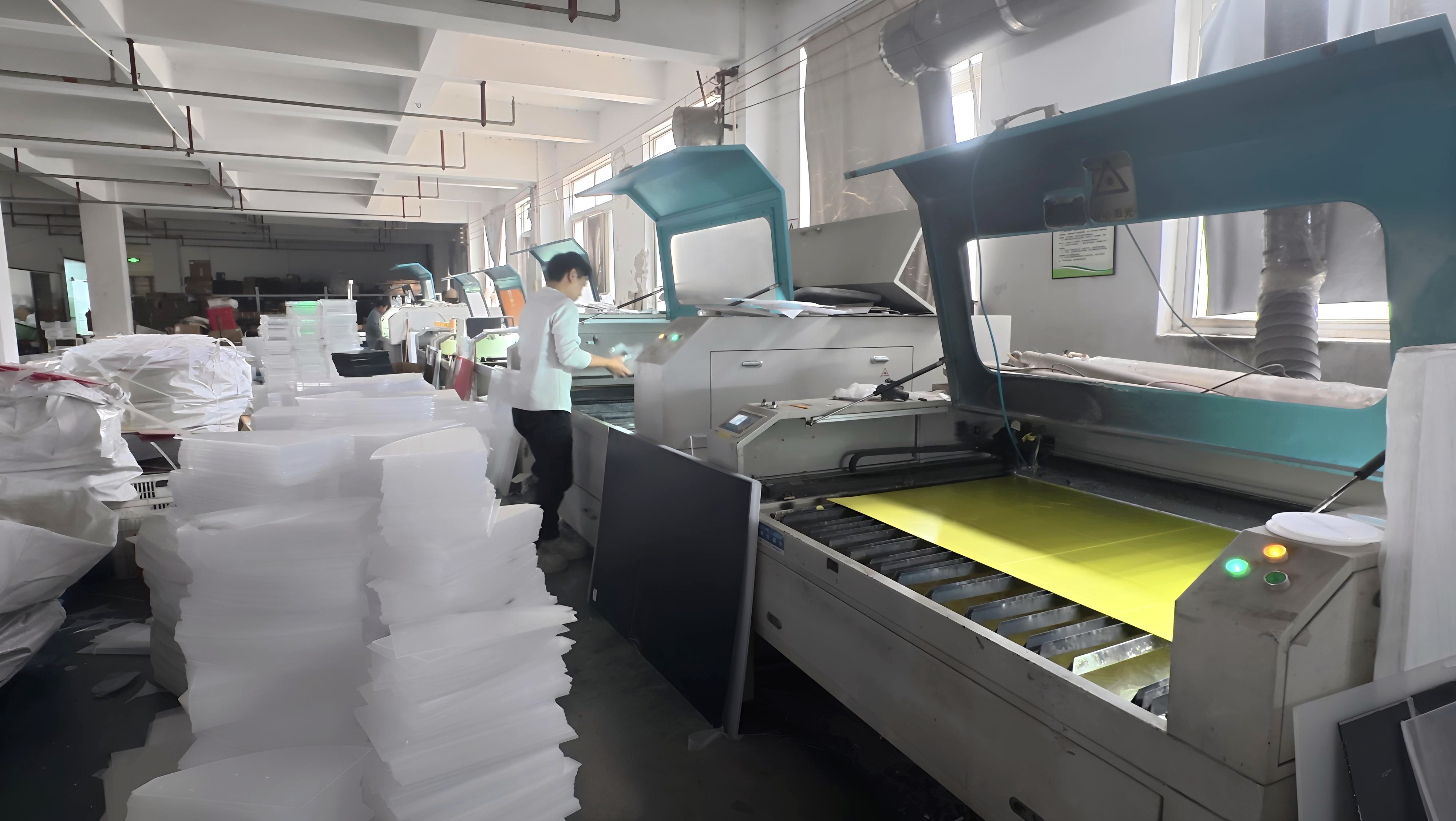 车间加工设备与操作现场